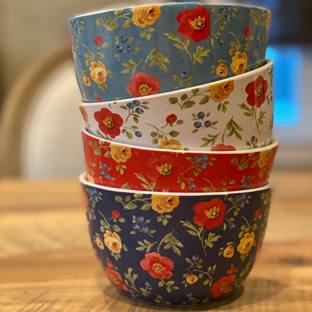 Adorable Eagarville Dessert bowl set! NWT& Box!!